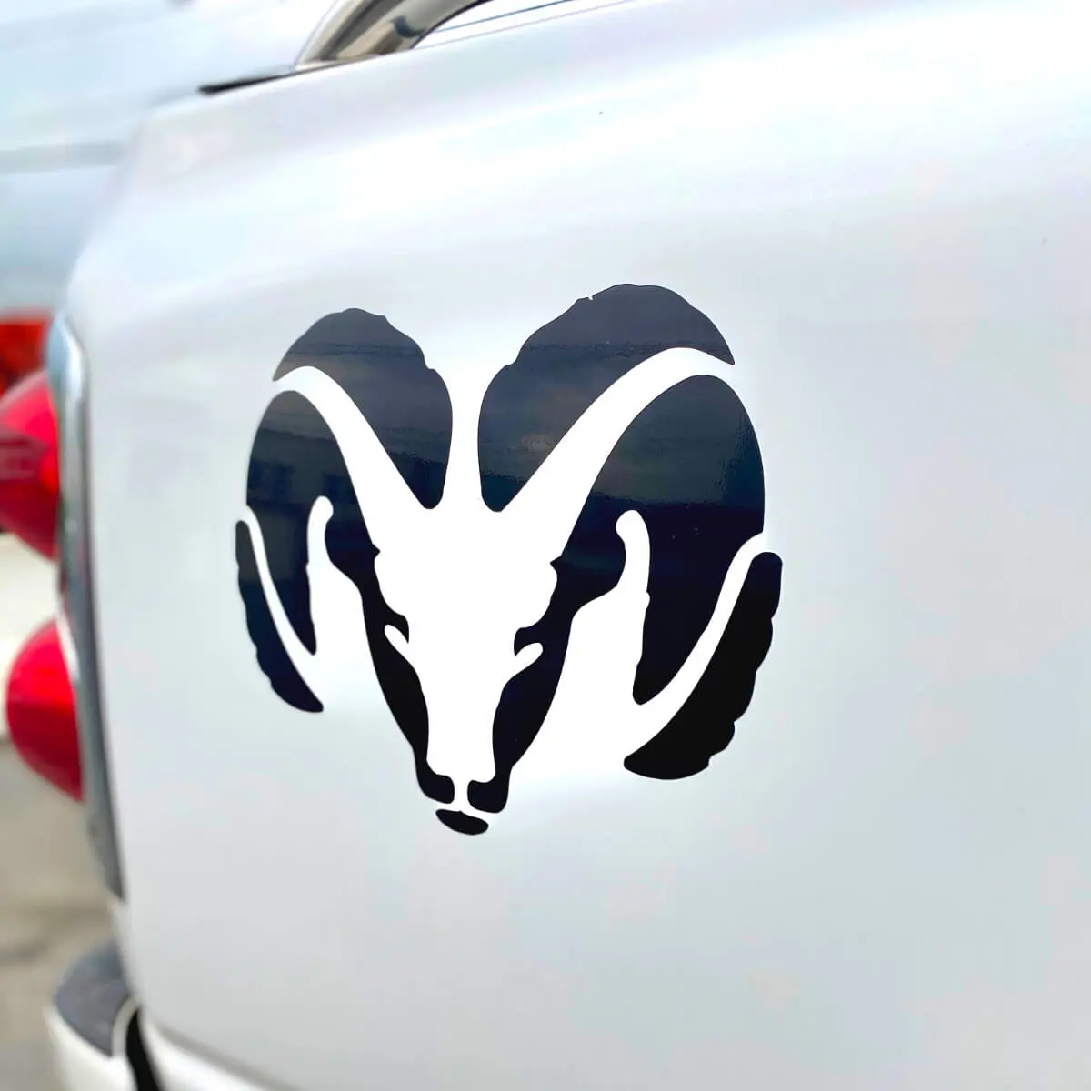 Logo d'une tête de RAM sur un camion Blanc