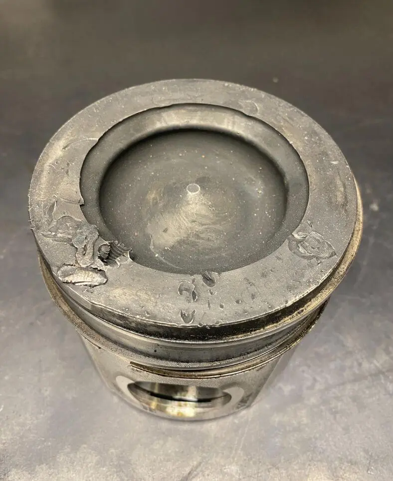 Vis et boulon d'intake dans un piston